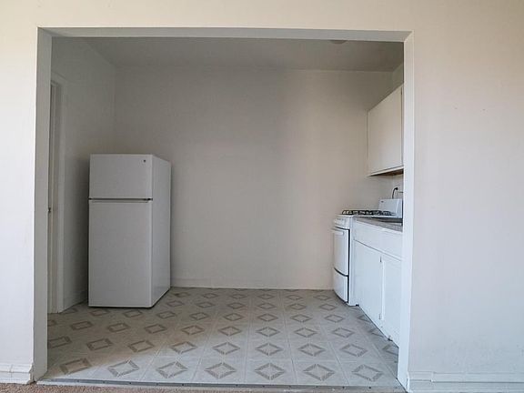 3rd image of 642 W Aldine Ave #701