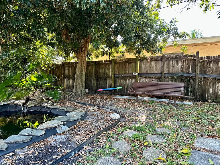 571 SW 29th Ter — Photo 11