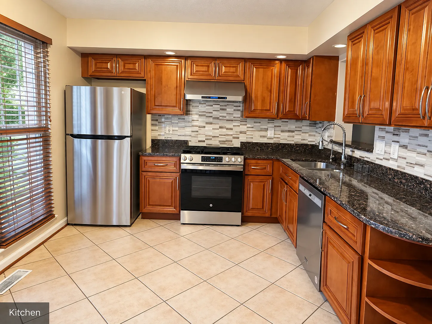 4 bed, 1870 sqft, $2,900 — Photo 2