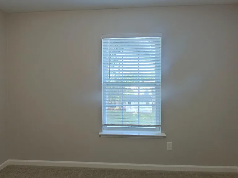 241 Saskatoon Dr — Photo 11