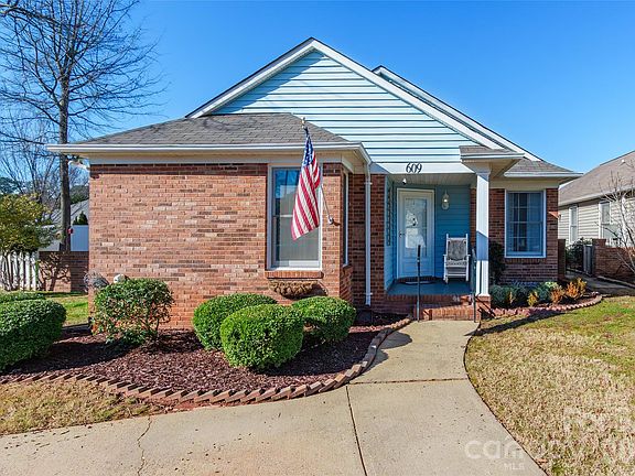 3rd image of 609 Heathridge Rd