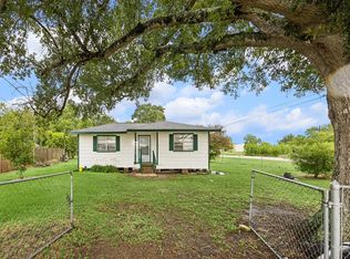 945 N Lake Ave, Eagle Lake, TX 77434