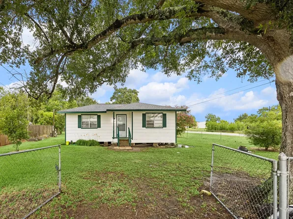945 N Lake Ave, Eagle Lake, TX 77434
