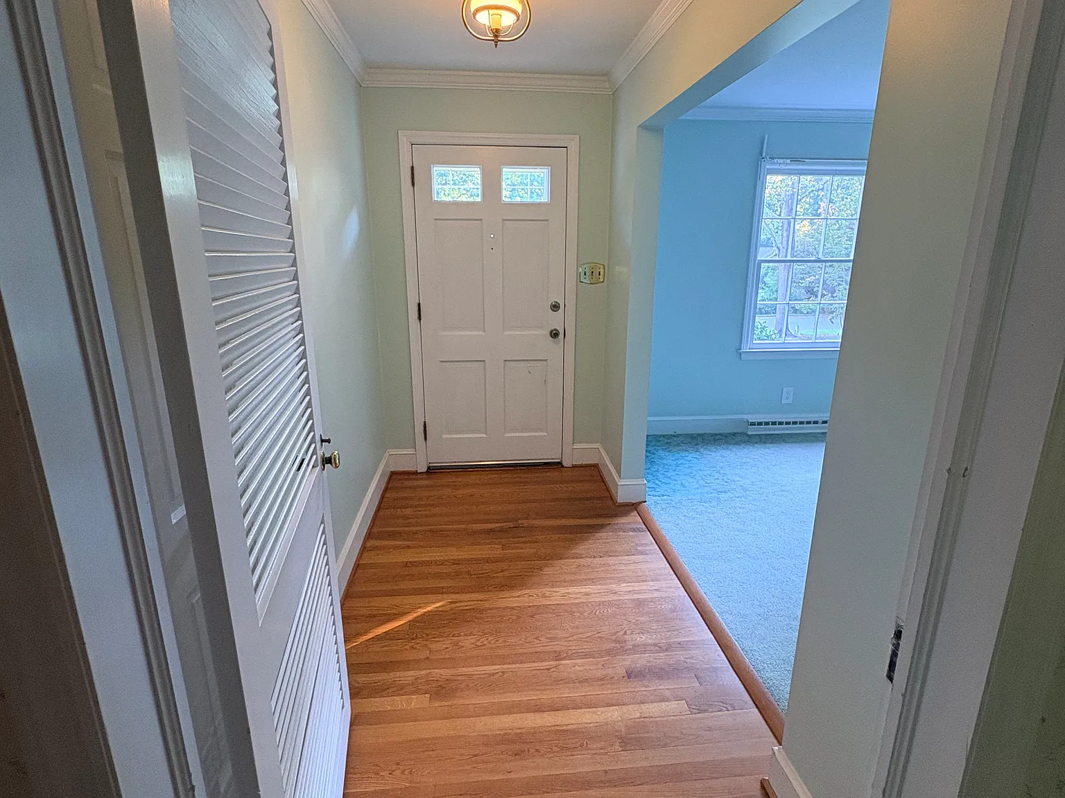 3 bed, 2.5 bath, 1960 sqft, $2,100 — Photo 2