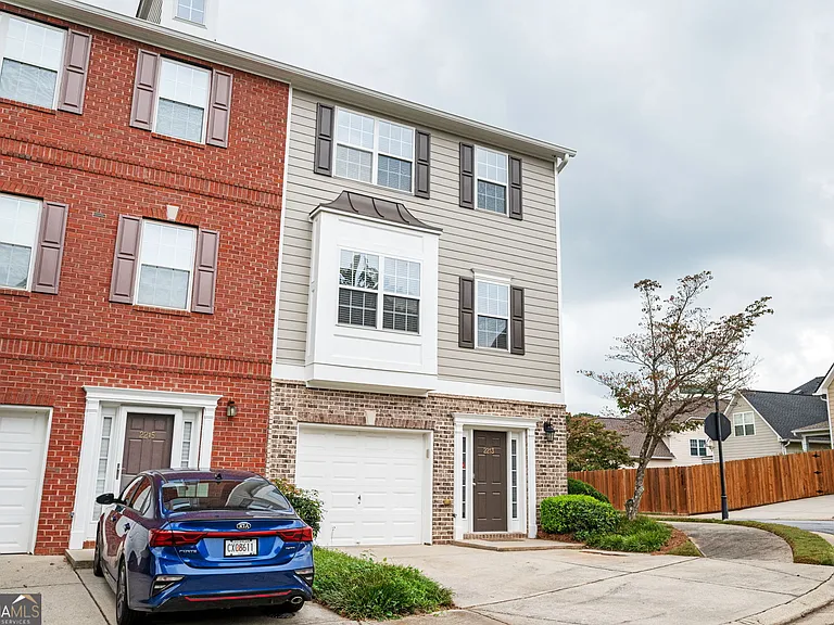 2213 Leicester Way SE — Photo 2