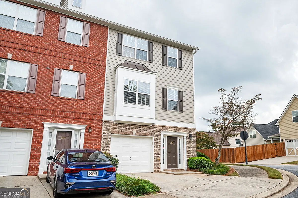 Building Photo - 2213 Leicester Way SE