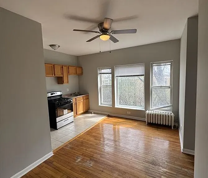 427-39 E Oakwood Blvd — Photo 32
