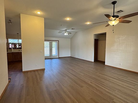 4th image of 700 Glen Ellen Cir