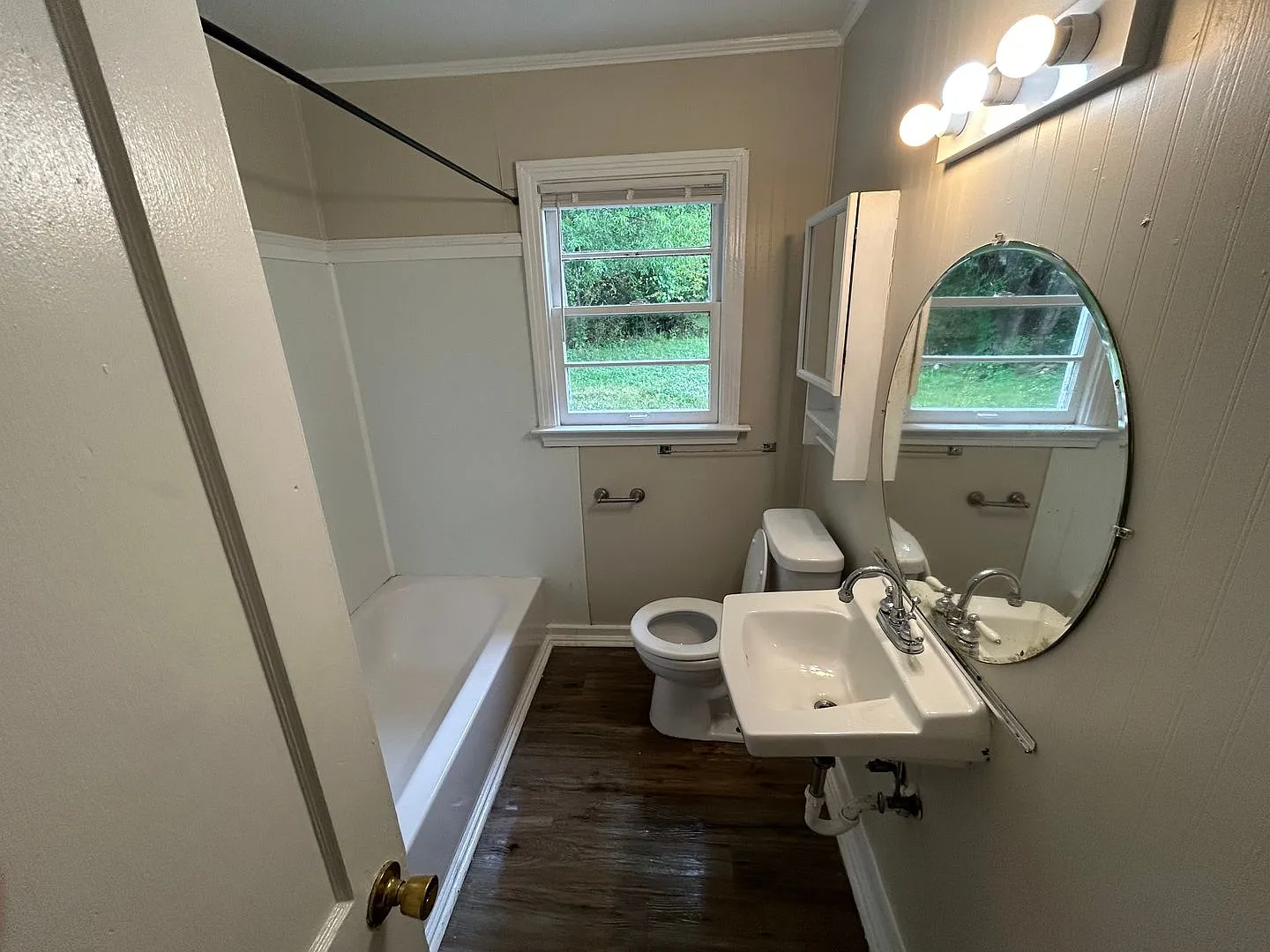 2BR 1BA with fenced in backyard with free 1st month rent! — Photo 4