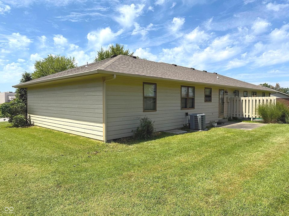 2nd image of 624 Hillcrest Cir