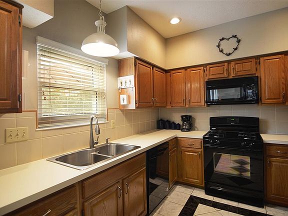 5th image of 1006 Applewood Dr
