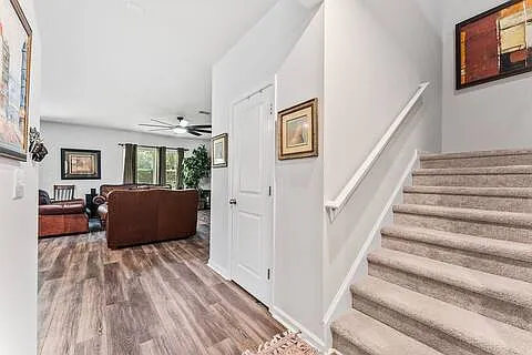 331 Fox Glen Dr — Photo 4