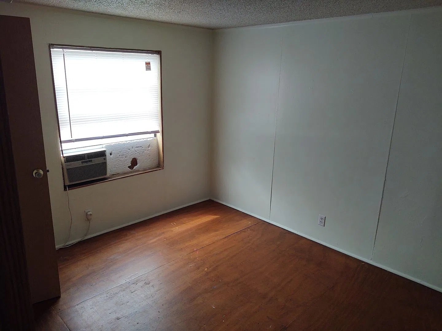5600 IH 35 — Photo 2