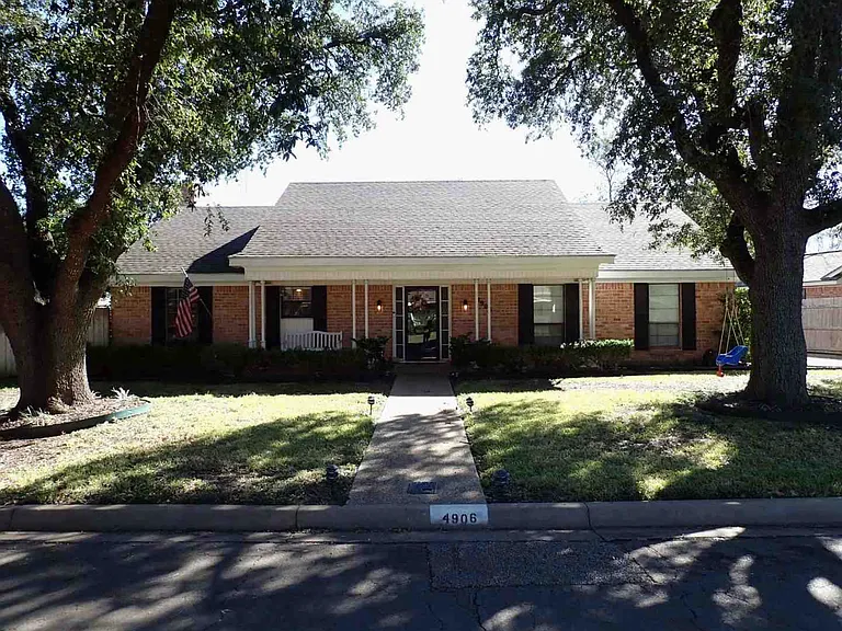 4906 Lake Arrowhead Dr — Photo 1