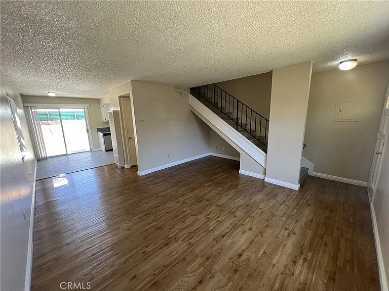 1077 E 71st Way — Photo 3