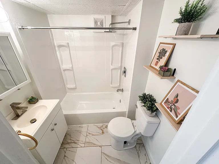 2600 Kingman Blvd #12 — Photo 4