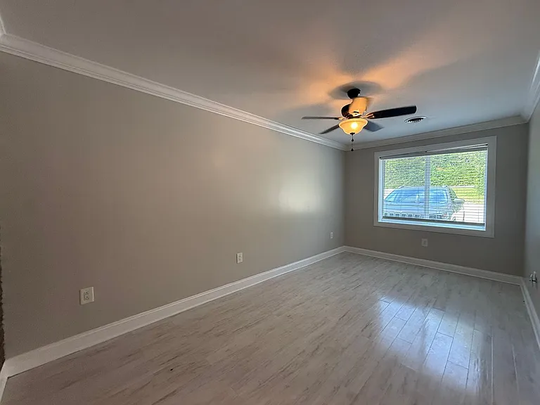 620-646 Lovers Ln — Photo 2