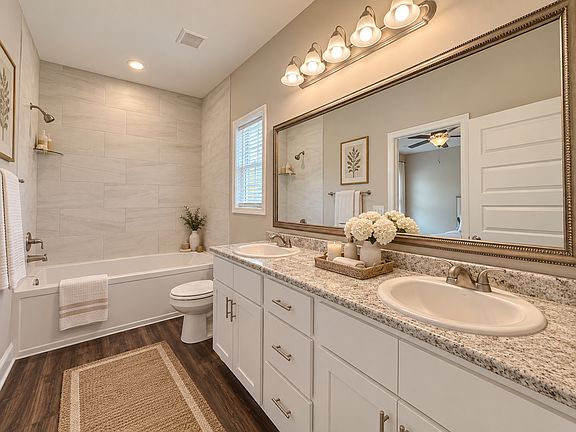 5th image of 203 Silverthorn Dr