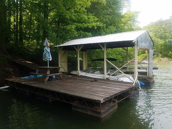 Single slip dock