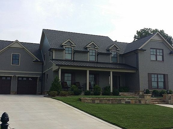 3rd image of 936 Carriage Ct