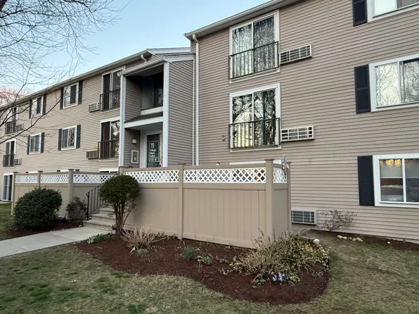 11 Village Rock Ln APT 21, Natick, MA 01760