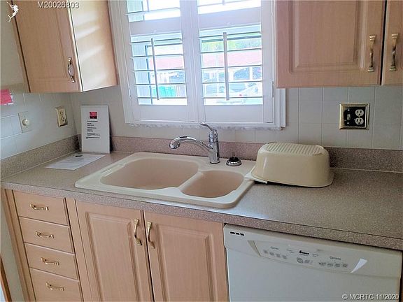4th image of 811 SW South River Dr APT 207