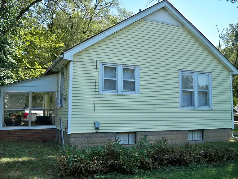 1505 W Iles Ave — Photo 4