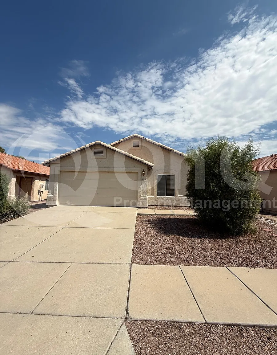 4 bed, 2.0 bath, 1605 sqft, $1,949 — Photo 2