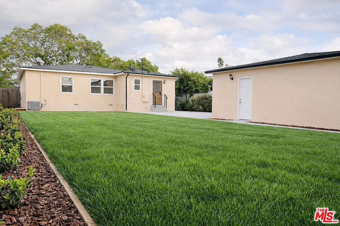 3 bed, 2.0 bath, 1208 sqft, $4,500 — Photo 2