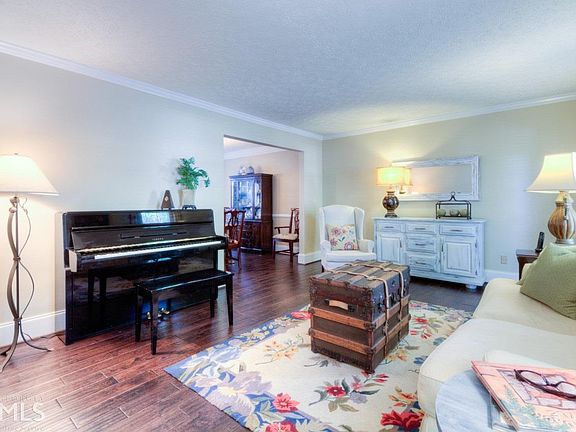 4th image of 215 Barrington Dr E #3