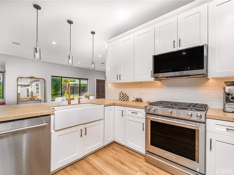 21327 Providencia St — Photo 15
