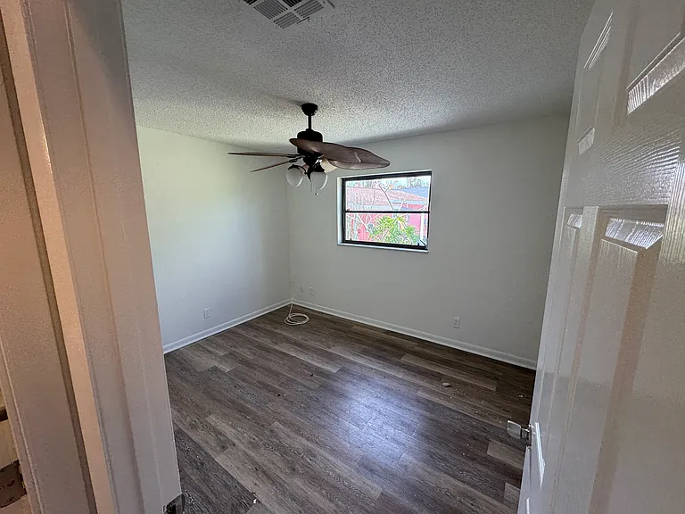 2571 NE Palm Ave — Photo 4