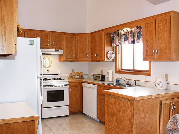 4th image of 10099 Englewood Dr