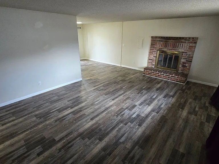 1320 Summers Ln — Photo 2