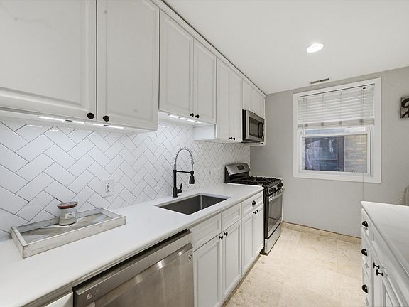 3rd image of 5953 N Winthrop Ave APT 1E