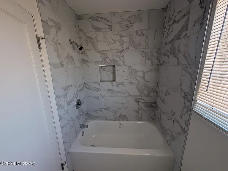 1401 E 10th St #3 — Photo 8