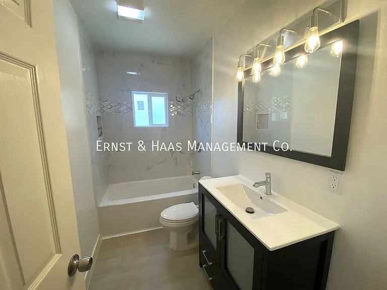 1145 1/2 Freeman Ave — Photo 14