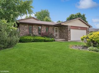 1801 W Spring Ridge Dr, Arlington Heights, IL 60004