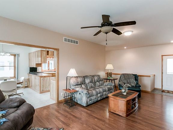3rd image of 411 Goldfinch Cir