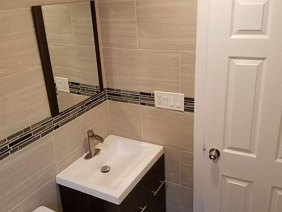 glass shower ba.