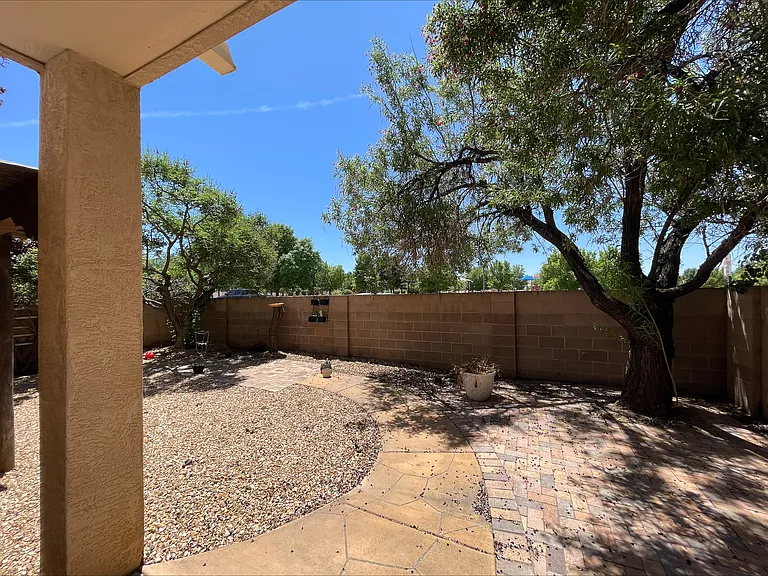 7412 Peregrine Rd NE — Photo 27