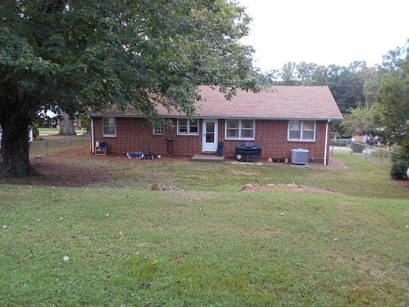 3rd image of 605 Oakland Dr