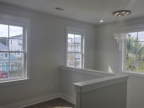 4th image of 346 Harbour View Dr.
