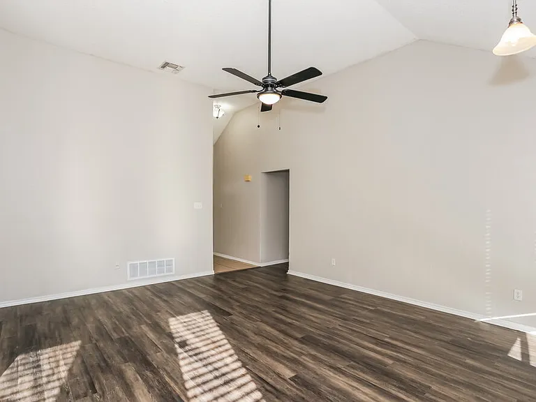 617 Parkview Dr — Photo 6