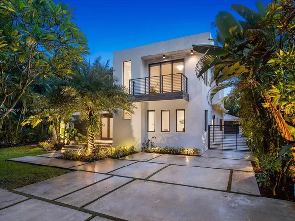 560 NE 118th St, Biscayne Park, FL 33161