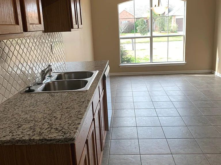 5190 Hemingway Dr — Photo 4