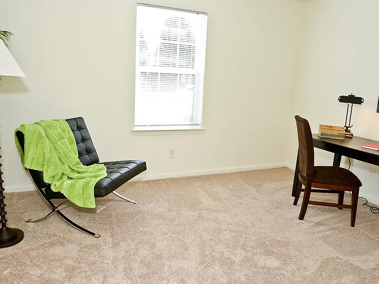 Hunters Point Apartments — Photo 36