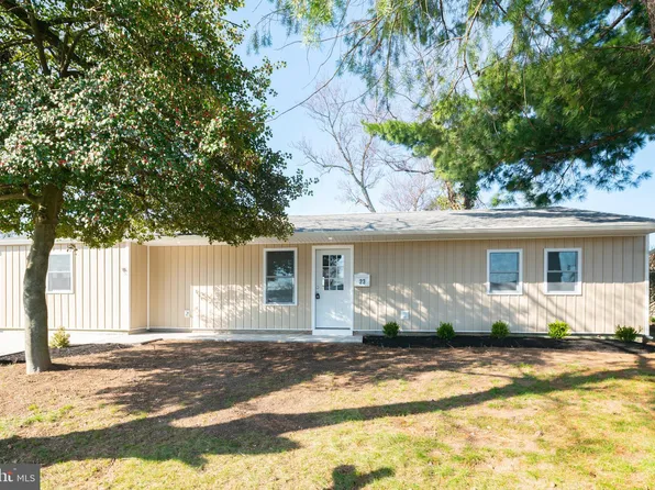 23 Pebble Ln, Levittown, PA 19054