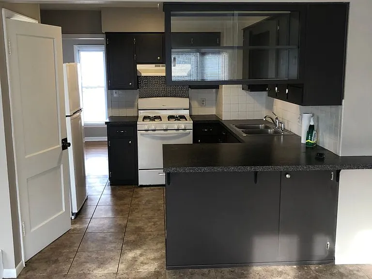 1130 Easton Ave — Photo 2