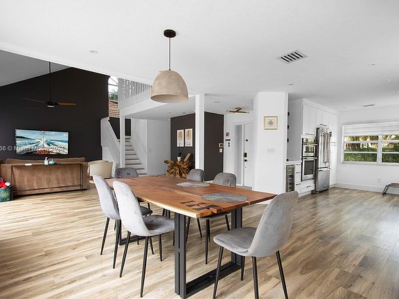 3rd image of 2937 Oak Park Cir